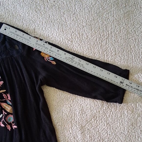 Elegant Black Floral Embroidered Blouse - Picture 3 of 6